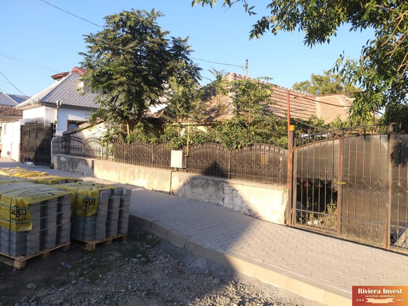 Navodari, strada Plopilor, teren 2352 mp cu casa renovabila/ demolabila